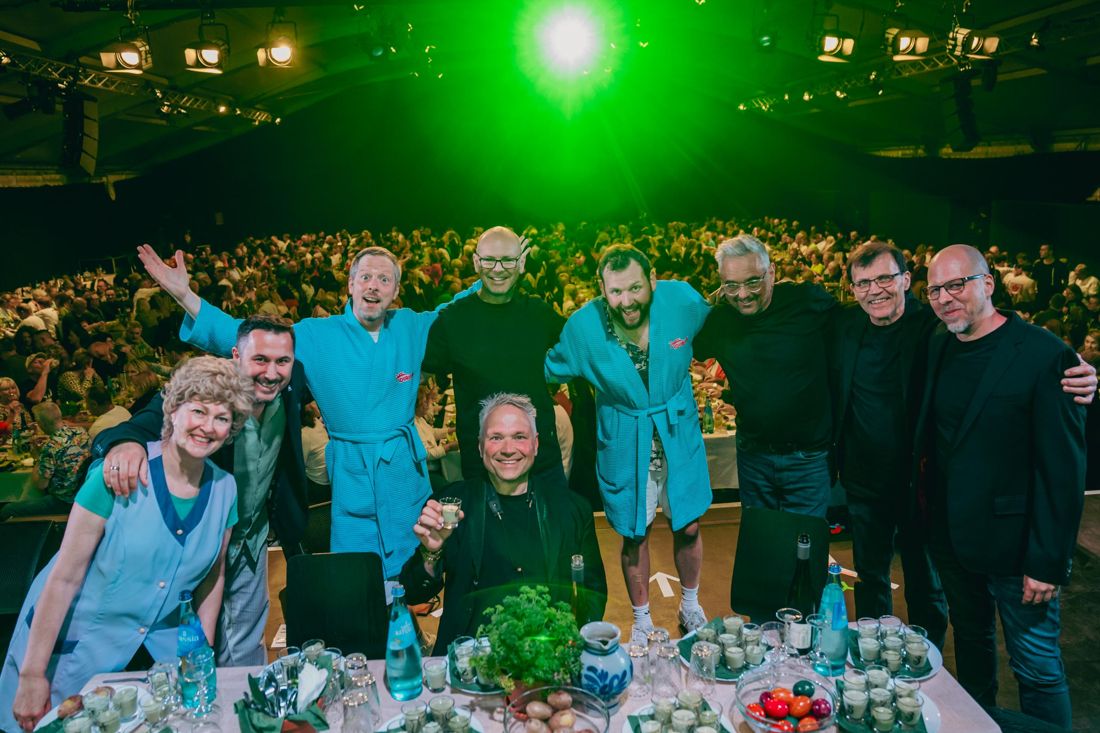 Die Gastronomen eines Festivalabends gemeinsam auf der Bühne