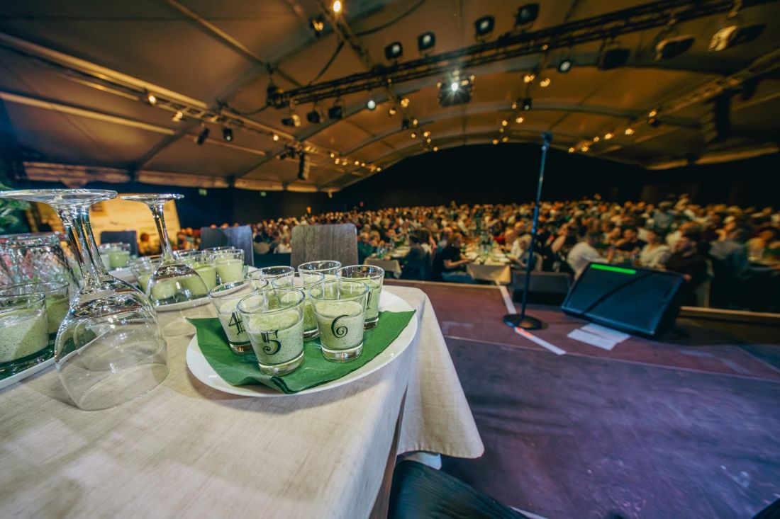 Gedeckter Tisch mit Grüne-Soße-Gläschen im Festivalzelt