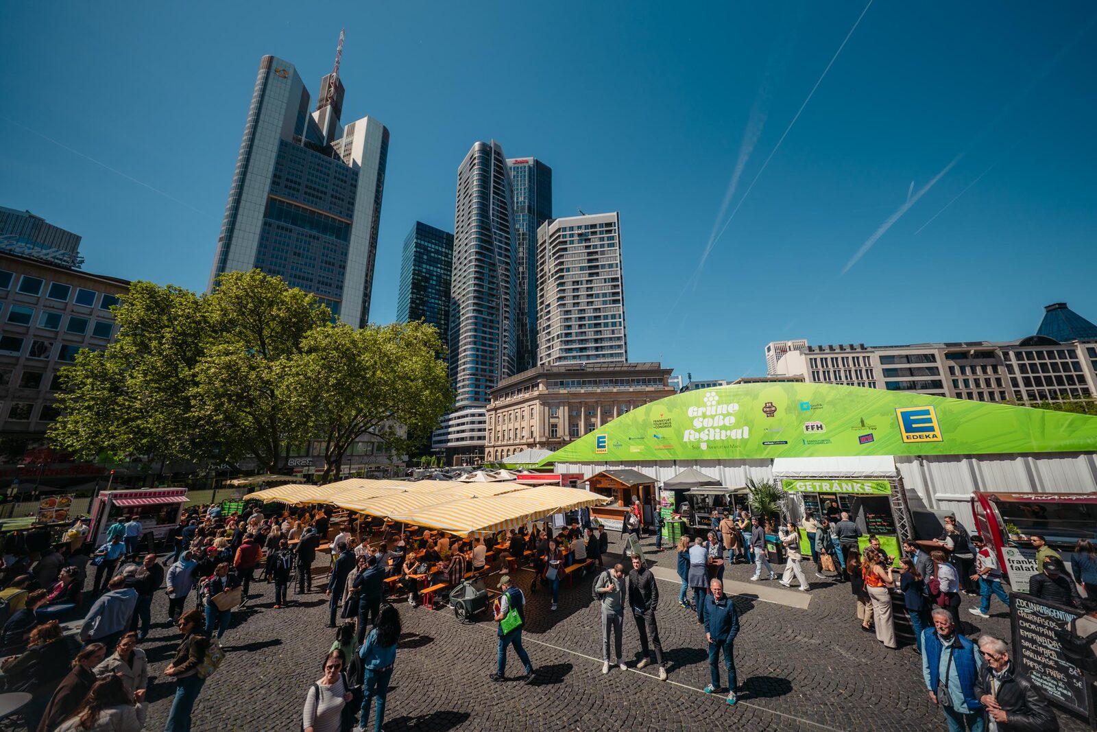 Voller Festivalmarkt auf dem Roßmarkt