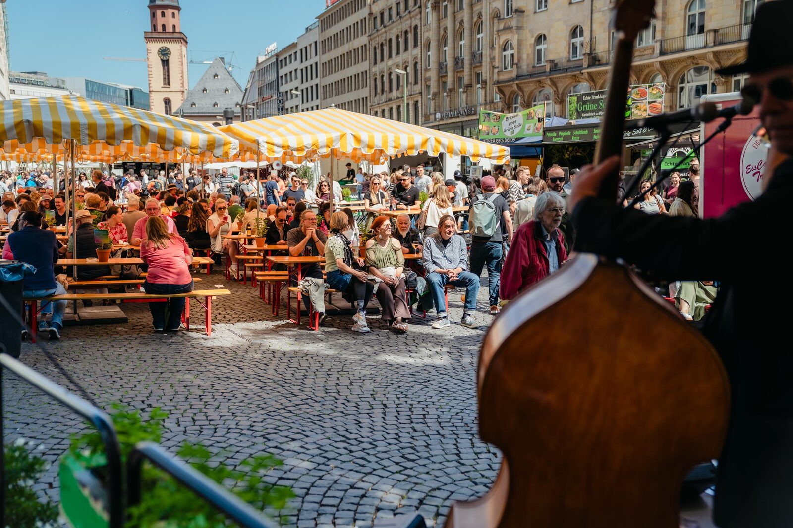 Gäste sitzen auf dem Festivalmarkt