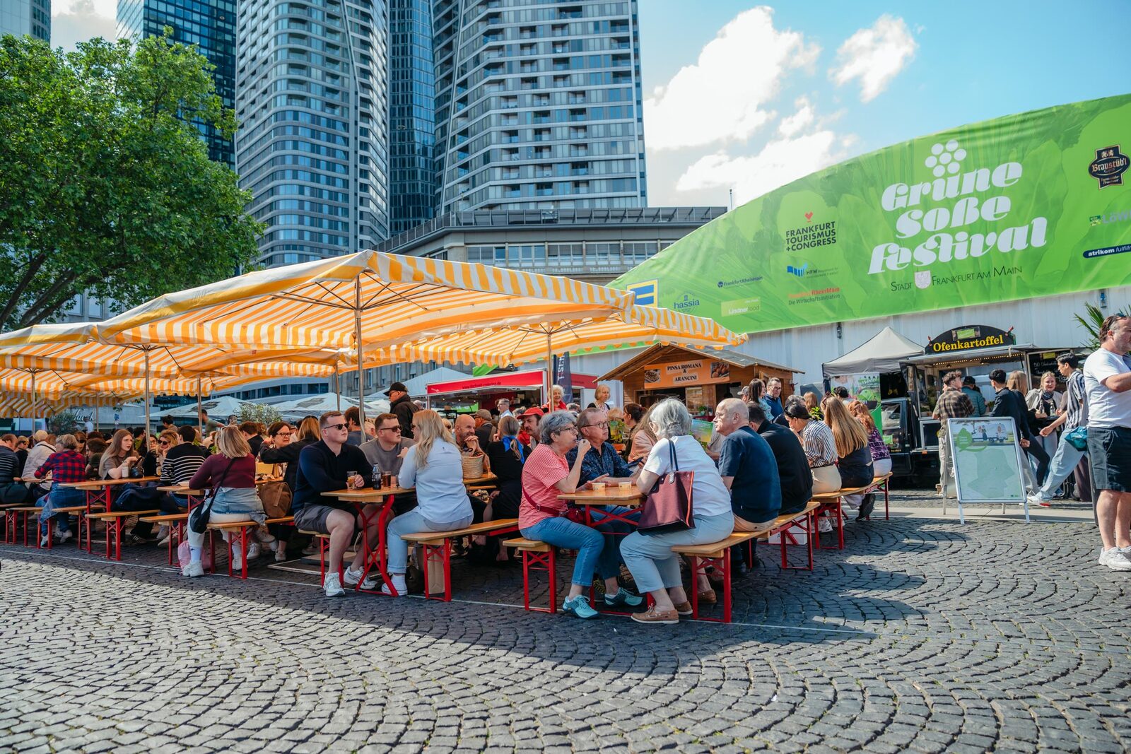 Gäste an den Biertischen