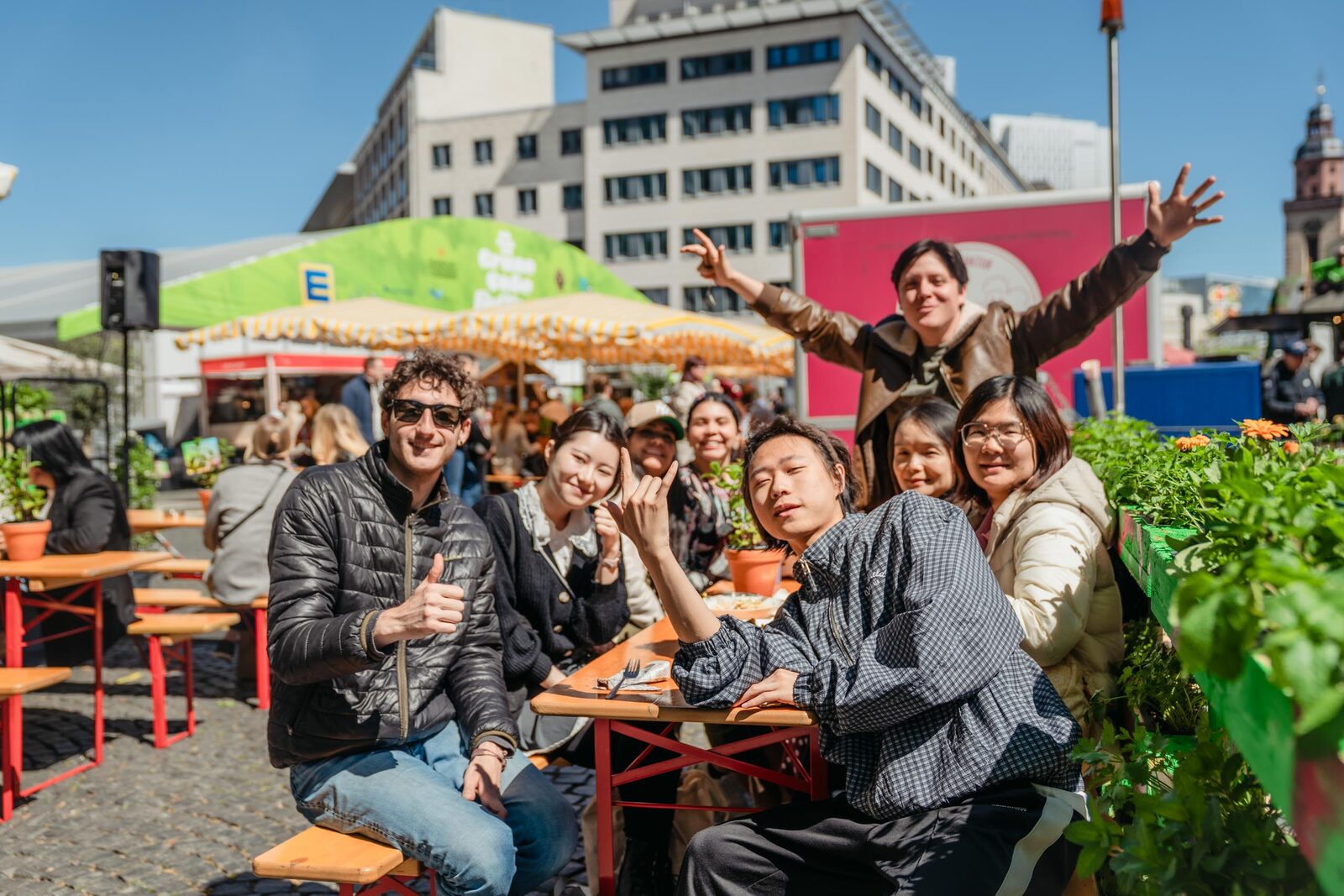 Unter den gelb-weißen Marktschirmen