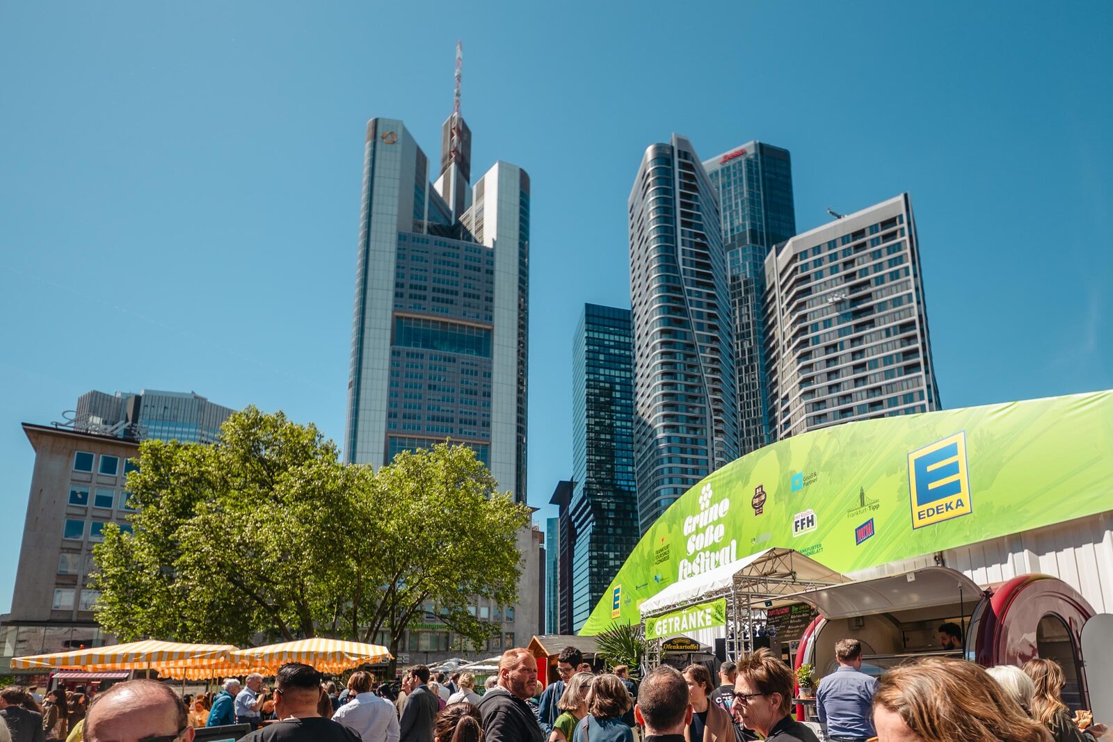 Voller Festivalmarkt unter den Marktschirmen